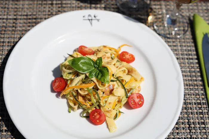 Frisch hausgemachte Tagliatelle mit Zucchini, Karotten und Kirschtomaten